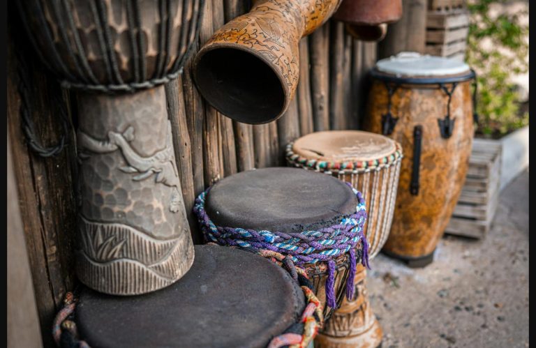 Le griot et le dirigeant : le griot, gardien de la parole et de la mémoire