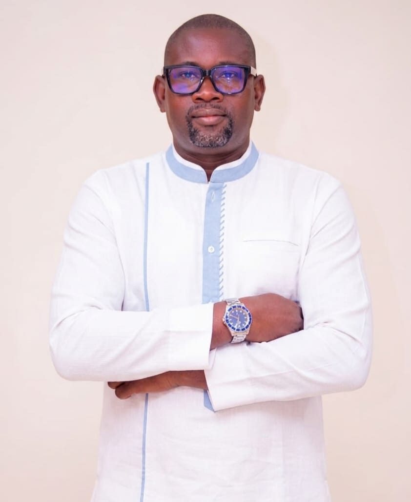 Paul Sédar Ndiaye, auteur sénégalais, portrait bras croisés