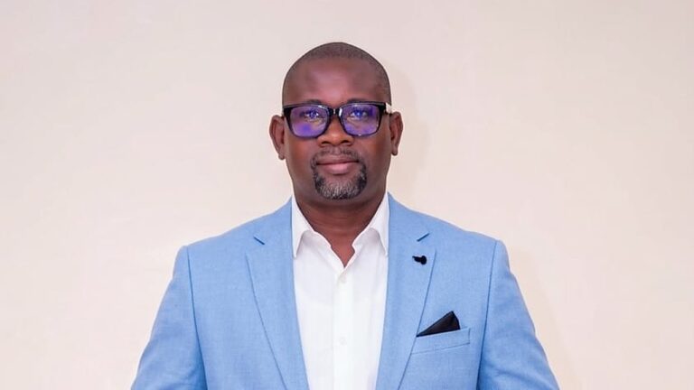 Paul Sédar Ndiaye, écrivain sénégalais, en veste bleu clair