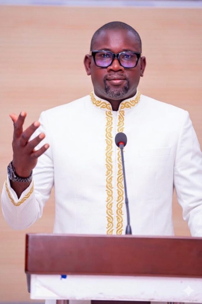 Paul Sédar Ndiaye en grand boubou blanc, s’exprimant lors d’une conférence