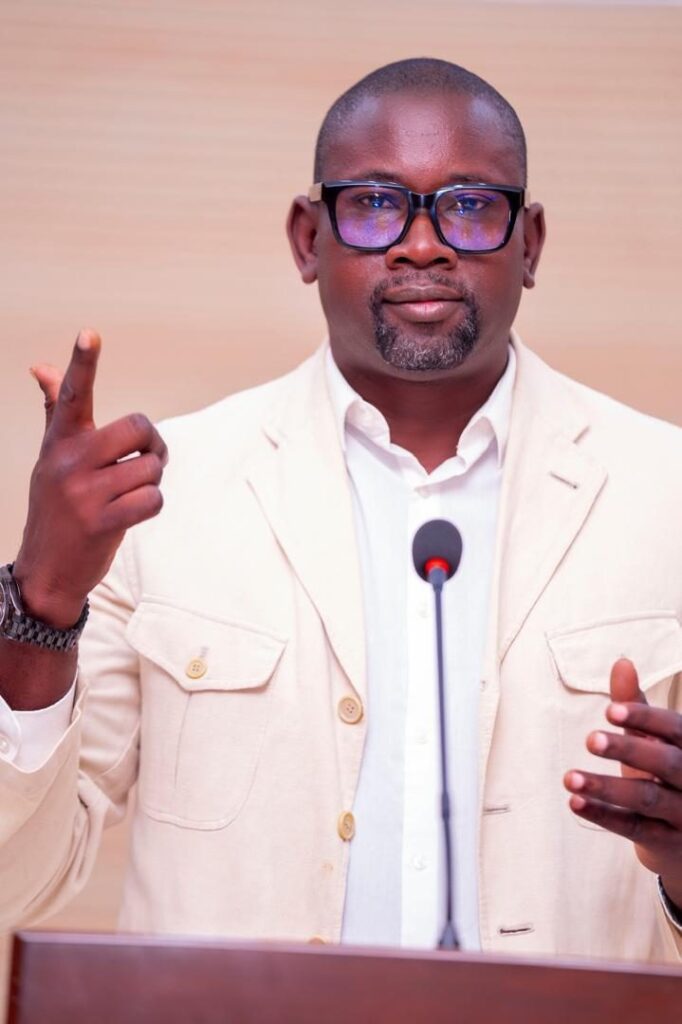 Paul Sédar Ndiaye en veste claire, prise de parole lors d’une conférence