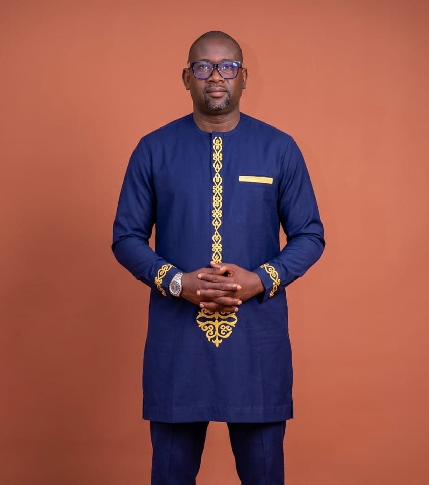 Paul Sédar Ndiaye, écrivain sénégalais, en tenue traditionnelle brodée