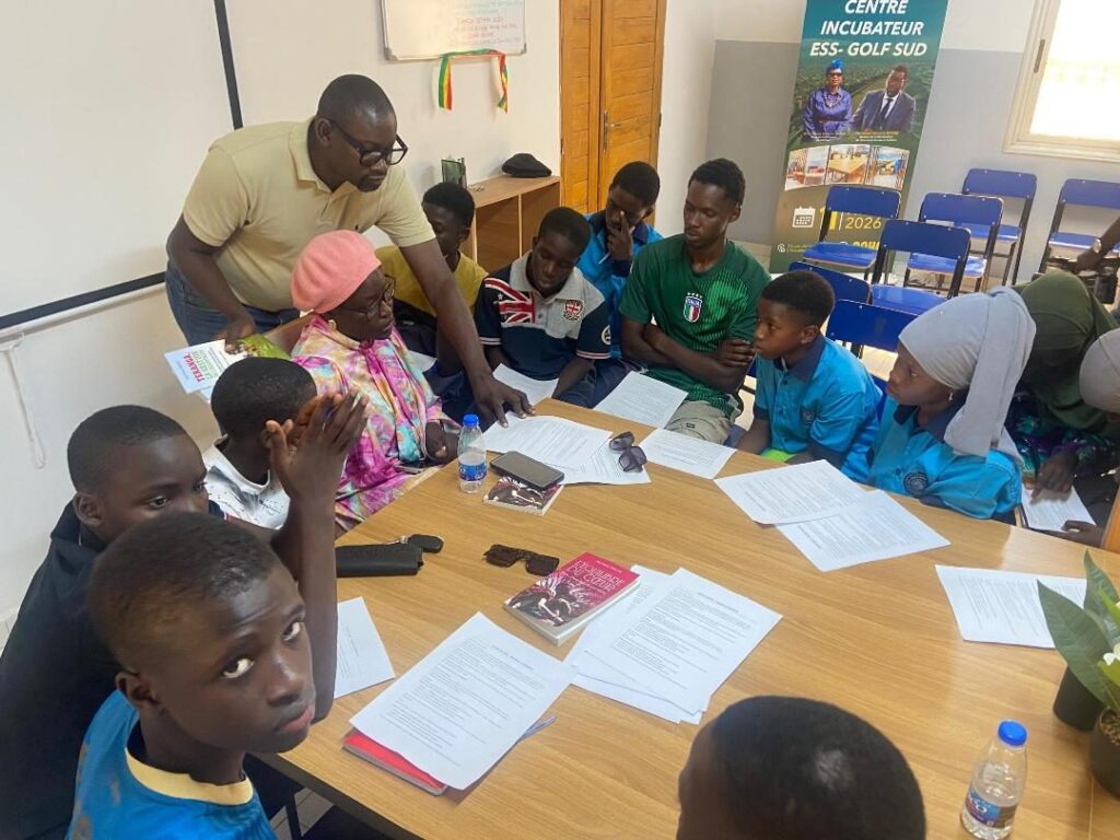 palabre littéraire Paul Sédar Ndiaye avec les élèves de l'Internat Adama à Golf Sud