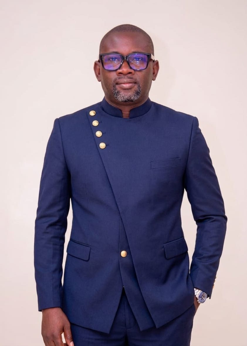 Portrait officiel de Paul Sédar Ndiaye en veste bleu marine